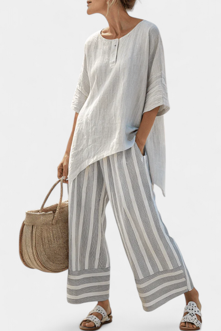 Daisy set s asimetričnom bluzom i prugastim hlačama za moderni i elegantni stil