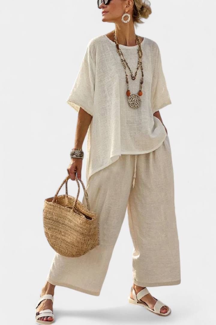 Cjelokupni minimalistički Daisy u prirodnim nijansama s oversized majicom i širokim hlačama za jednostavan i elegantan stil