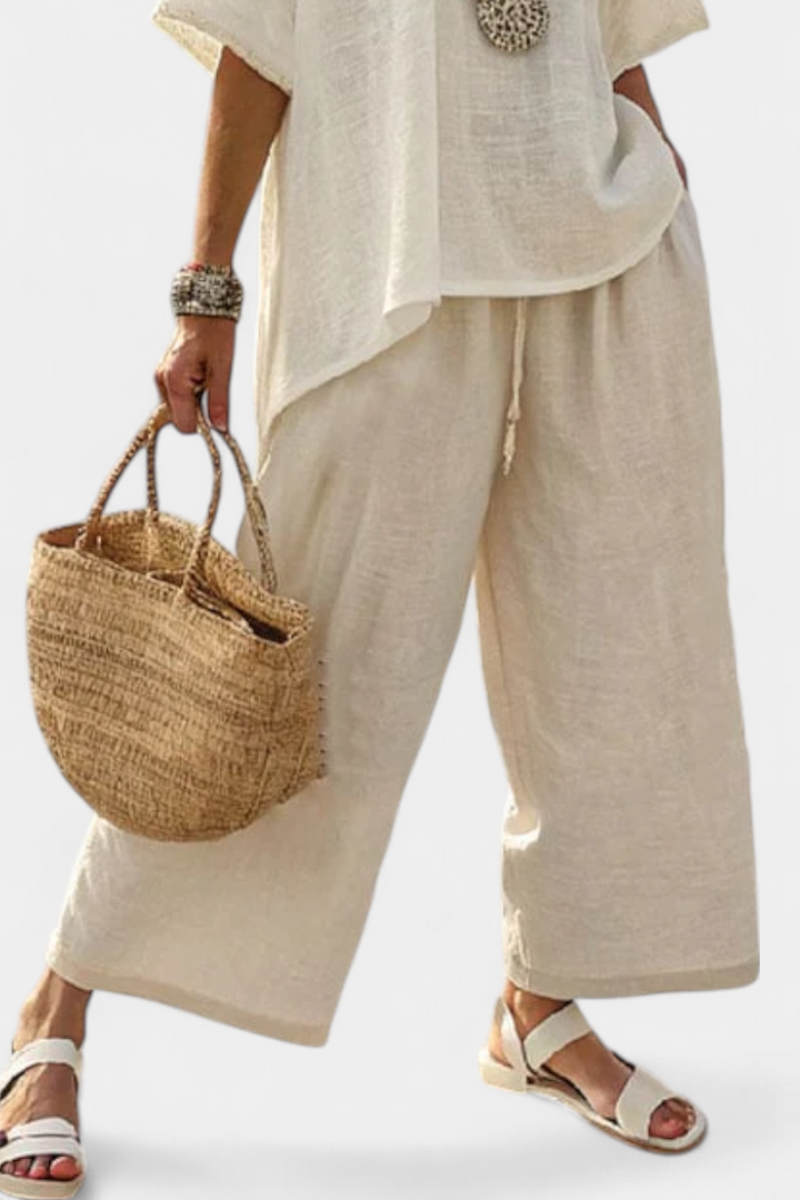 Cjelokupni minimalistički Daisy u prirodnim nijansama s oversized majicom i širokim hlačama za jednostavan i elegantan stil
