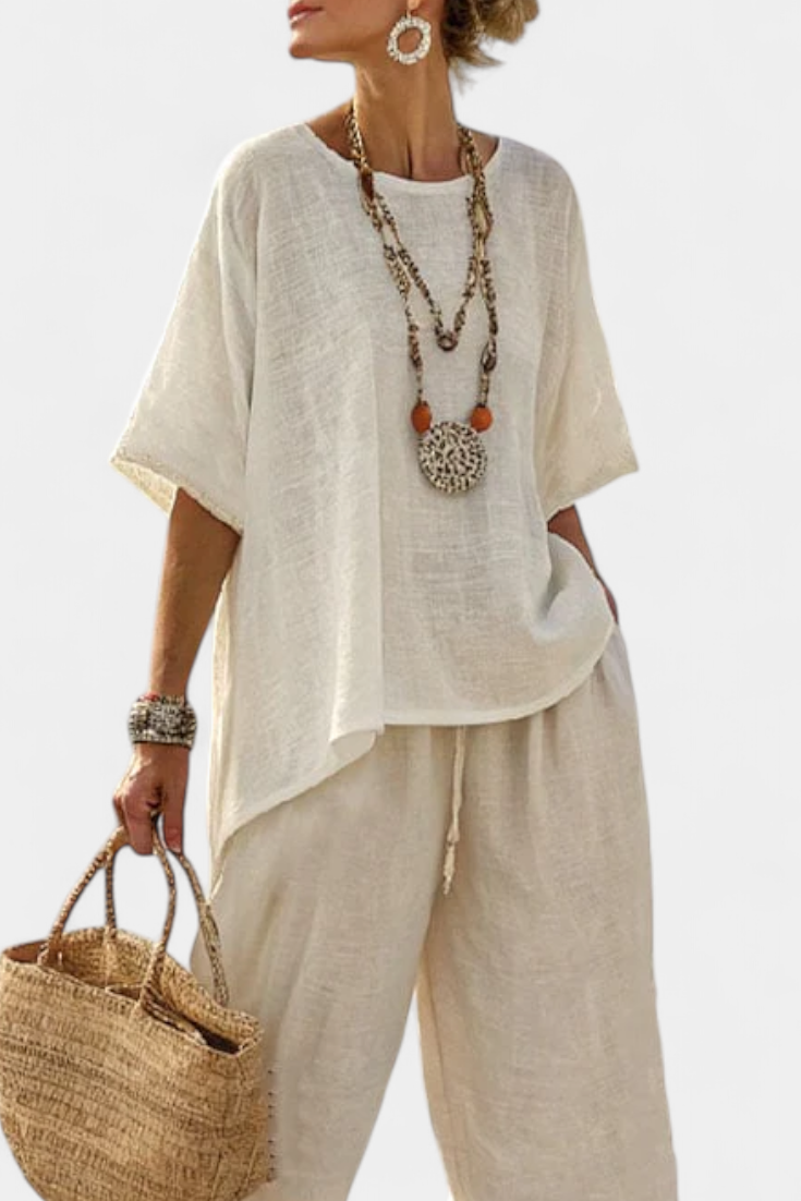 Cjelokupni minimalistički Daisy u prirodnim nijansama s oversized majicom i širokim hlačama za jednostavan i elegantan stil